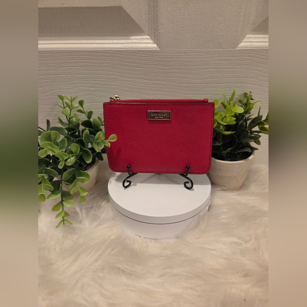 Kate Spade Viberant Red Saffiano Zip Top Cardgolder with gold plaque